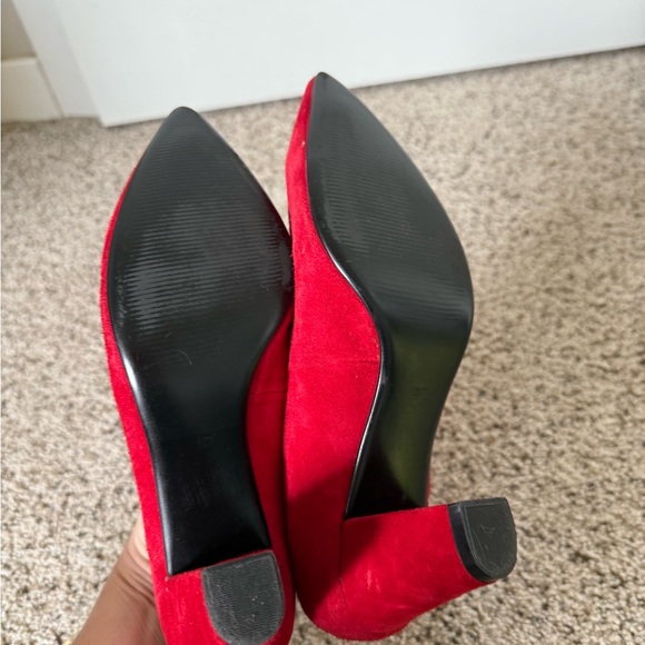 Elegant Red Suede Pumps - Picture 5 of 5